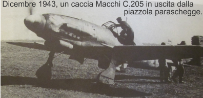 Dicembre 1943, un caccia Macchi C.205 in uscita dalla piazzola paraschegge.